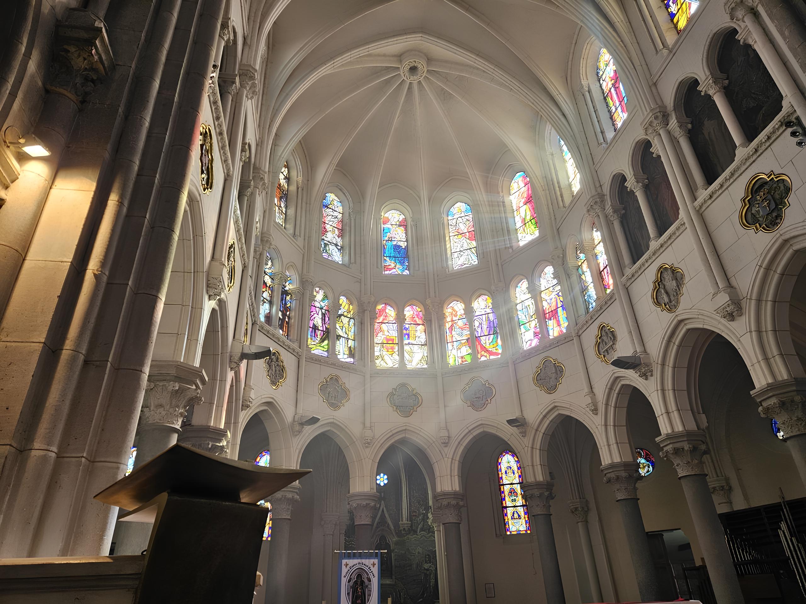 Intérieur du sanctuaire Notre-Dame-du-Bout-du-Pont